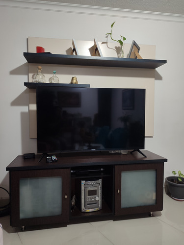 Mesa Para Televisión Con Tablon De Pared 43x61x150 Cms