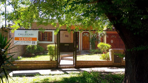 Casa En Venta O Permuta De 5 Ambientes En Ranelagh, Berazategui. Financia