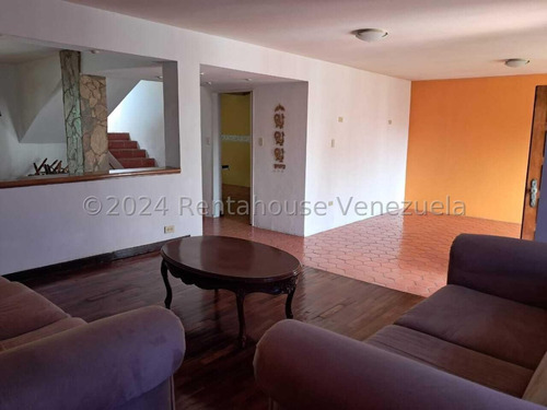 Jip 24-26168. Rent-a-house Vende Hermosa Casa De 2 Niveles De 392 Mts2, 4 Hab, 4 Salas De Baños, Hermosas Áreas Verdes, Family Room, Chimenea. Urb. El Trigal Norte, Valencia. - Imagen 4