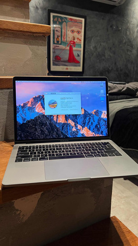 Macbook Pro (13-inch, 2017, Two Thunderbolt 3 Ports)
