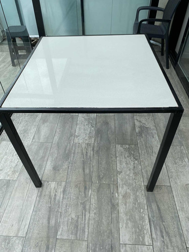 Mesa De Silestone Tipo Marmol Con Base De Hierro 1m X 0,90.