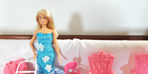 Boneca Barbie Com Acessórios E Duas Cadeiras 