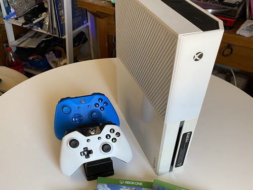 Microsoft Xbox One + 3 Juegos Físicos + Kinect + Cargador 