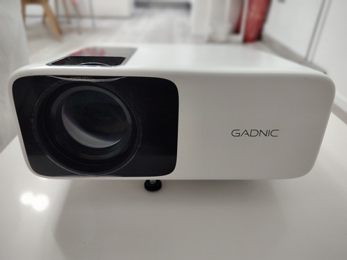 Proyector Gadnic 5000 Lumens + Chromecast Google Tv 4ta Gen