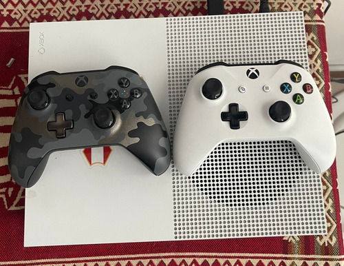 Xbox One S Con Dos Controles 