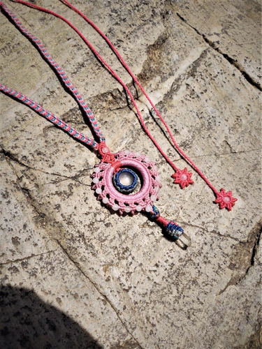 Collar Mándala Cuarzo Rosa Circular Con Cuentas En Macramé.