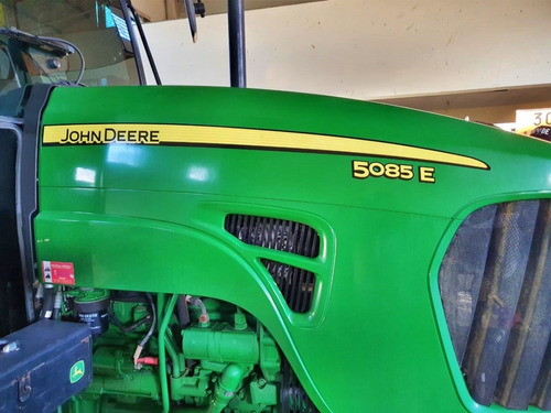 TRATOR JOHN DEERE 5085E POUCO USO ÓTIMO ESTADO ÚNICO DONO