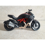 Motocicleta Ducati Diavel Marca Maisto Escala 1:18