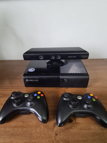 Microsoft Xbox 360 + Kinect E 4gb Standard Cor  Preto + 2 Controles + 5 Jogos Originais