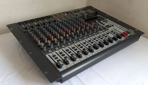 Consola/mixer Behringer Xenyx 1832fx