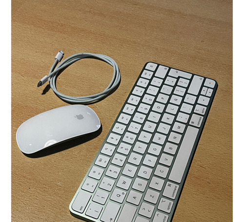 Apple Magic Keyboard Y Magic Mouse 2