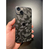 Skin Vinil Premium Black Camo Para iPhone 14 Plus