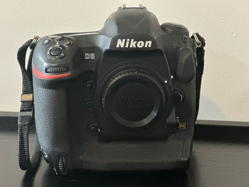 Super Kit Nikon D5 Dslr Cor Preto + Lente Nikkor 24-70 F/2.8