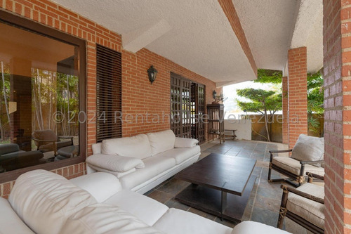 Yb - Los Naranjos Del Cafetal , Amplia Y Acogedora Casa 952m², Ubicada En Calle Privada, Bello Jardín Interno Y Área Social,amplias Habitaciones