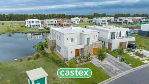 Casa A La Venta Con Vista Al Lago Y Piscina Con Borde Infinito En El Barrio Carpinchos De Nordelta.