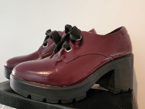 Zapatos Via Uno De Charol Color Bordo Abotinado