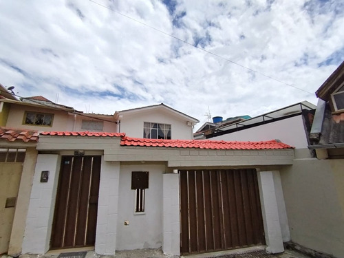Casa En Venta, Cómoda Con Todos Los Servicios Básicos, De Oportunidad! - Imagen 2