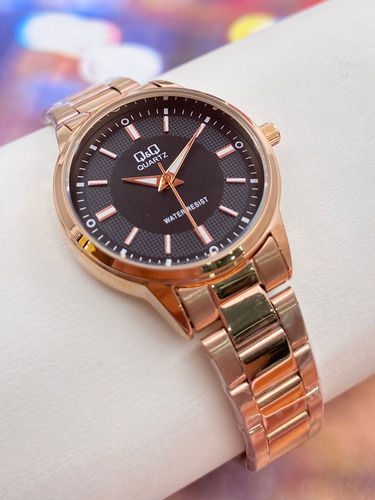 Reloj Para Mujer Dorado Qyq  Pulso Acero Original Sumergible