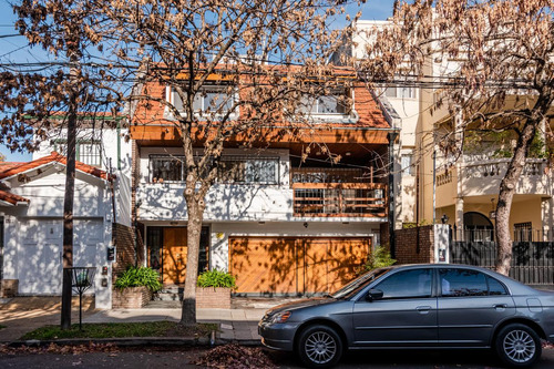 Muy Buena Casa Desarrollada En Tres Plantas Con Jardin Y Piscina En Olivos.