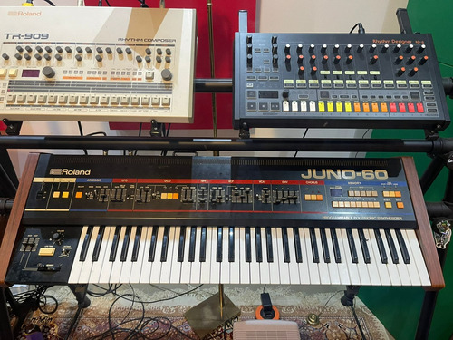 Roland Juno 60 Sintetizador Classico Com Midi Integrado