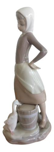 Figura De Mujer Campesina Con Cubeta Y Pato 