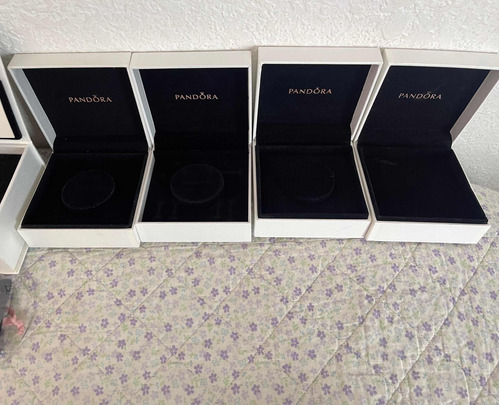 4 Cajas De Pulseras Pandora + 2 Cajas De Charms