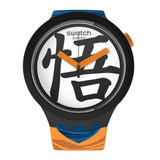 Reloj De Pulsera Swatch Dragon Ball Z Goku X Swatch De Cuerpo Color Negro, Analógico, Fondo Blanco, Con Correa De Silicona Color Naranja, Agujas Color Naranja Y Negro, Bisel Color Negro Y Hebilla Simp