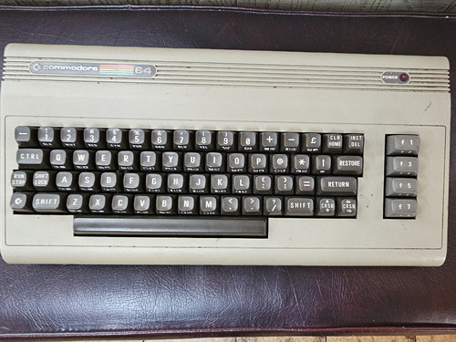 Commodore 64, Completa Con Joysticks, Monitor Y Manual