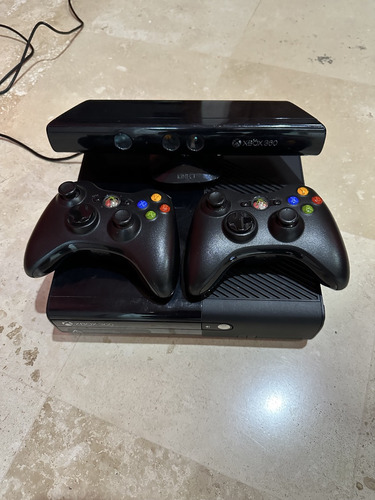 Microsoft Xbox 360 E 250gb Standard Color  Negro