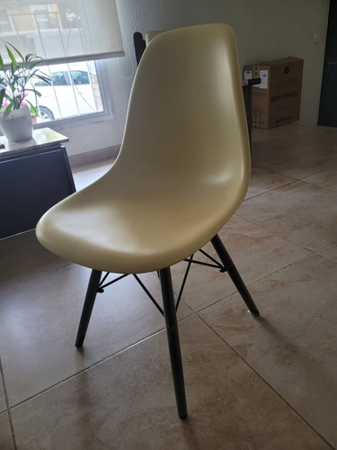 Sillas Eames Beige, Con Patas Negras