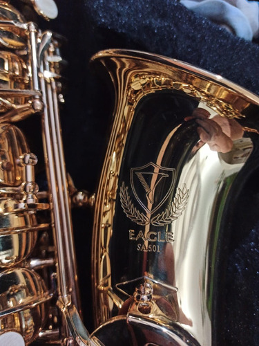 Saxofone Eagle Sa501.