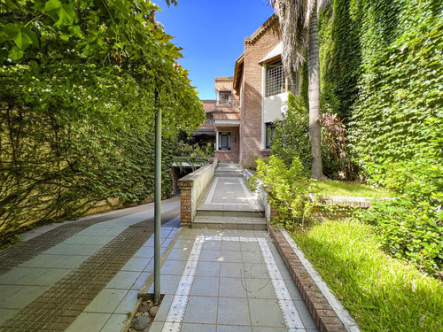 Casa De 3 Dormitorios Con Gran Jardín Y Quincho En Barrio Martin - Imagen 4