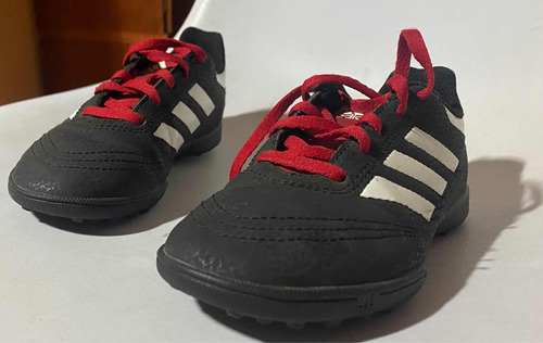 Botines adidas Negros Y Blancos Con Cordones Rojos