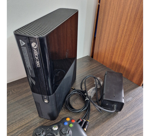 Microsoft Xbox 360 Super Slim 4gb Standard Color  Negro