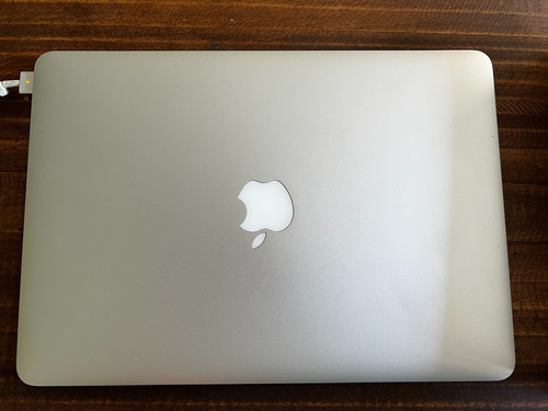 Macbook Air 13.3  (early 2015) Muy Buen Estado.