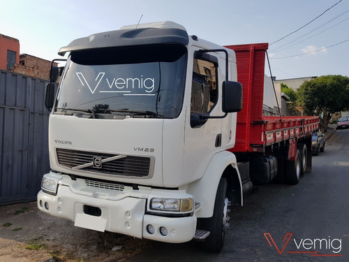 CAMINHÃO VOLVO VM 23.240 6X2 CARROCERIA