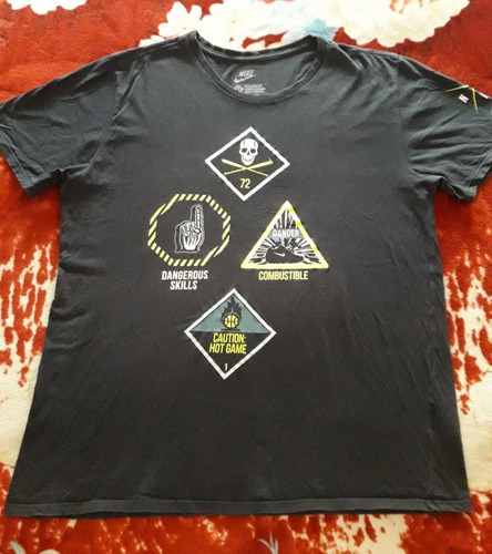 Remera Negra Con Flúo De Marca Usada Con Detalles Talle Xl