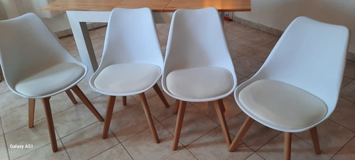 Mesa Comedor Eco Y 4 Sillas Eames Con Almohadon Patas Madera