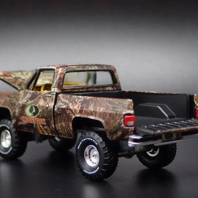 Auto World 1:64 1981 Chevy Silverado Pickup 1983 Camuflaje | Envío gratis