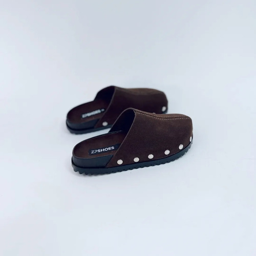 Flat Mujer Tipo Clog Sueco Con Estoperoles Cafe Zp Shoes