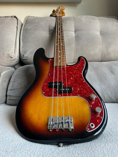 Baixo Fender Precision 