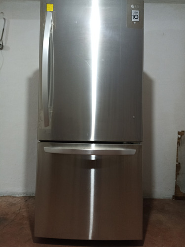 Refrigerador LG, Color Gris, De 24 Pies, Congelador Abajo