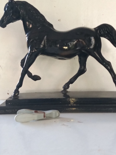 Escultura De Caballo Negro En Resina - C 1960