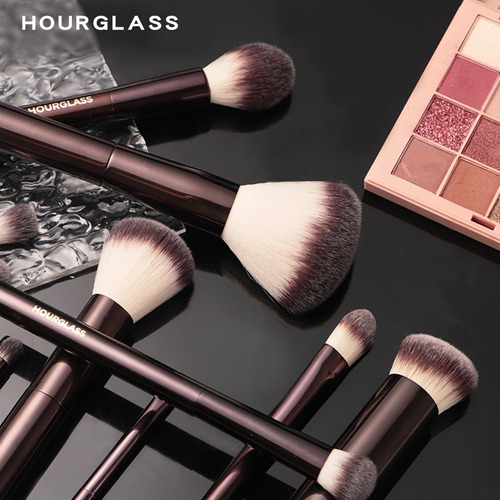 El Kit De Maquillaje Foundation Hourglass & Brush En Polvo I