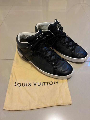 Tenis Louis Vuitton de hombre en color negro, talla 8.5 mex 10.5 americano,  poco uso en excelente estado, entrego con caja, cubre polvo y…