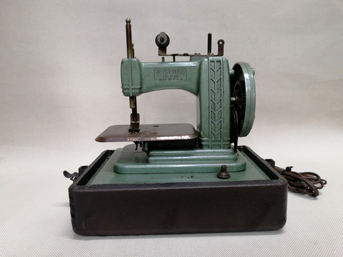 Maquina De Coser Portable Antigua U.s.a Betsy Ross Electrica