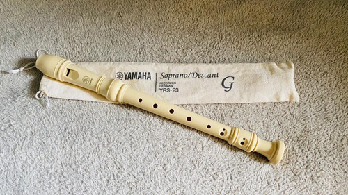 Flauta Doce Yamaha Germânica Yrs-23 C/ Capa Estado De Nova