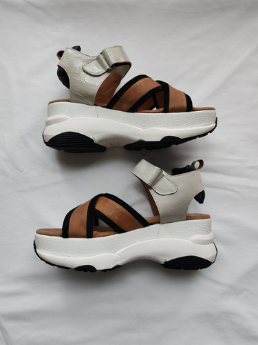 Sandalias De Cuero Con Plataformas Fiskyn No Prune Sarkany 