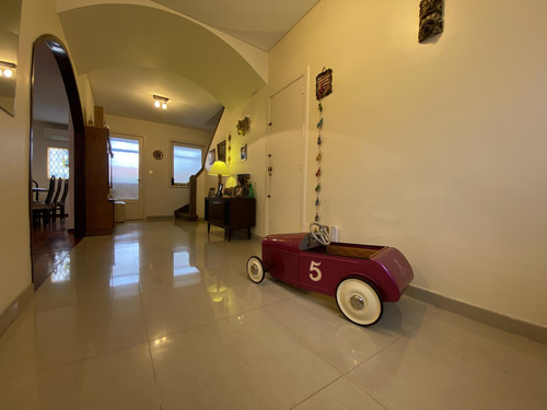 Venta Casa 5 Ambientes Con Patio Y Cochera Cubierta En Villa Del Parque - Imagen 3