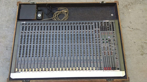 Mesa De Som Console Mixer Soundcraft 24 Canais + 8 Linha